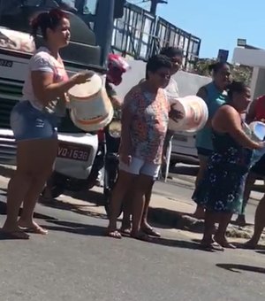 [Vídeo] Moradores do Jacintinho protestam contra falta d’água