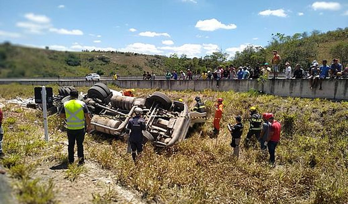 IML de Arapiraca registra corpo de caminhoneiro morto em acidente na BR 101
