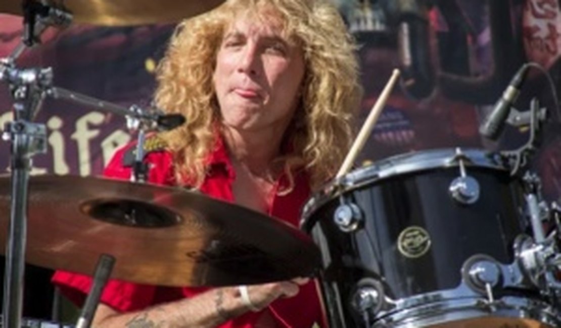 Steven Adler, ex-baterista do Guns N' Roses, é internado após se esfaquear