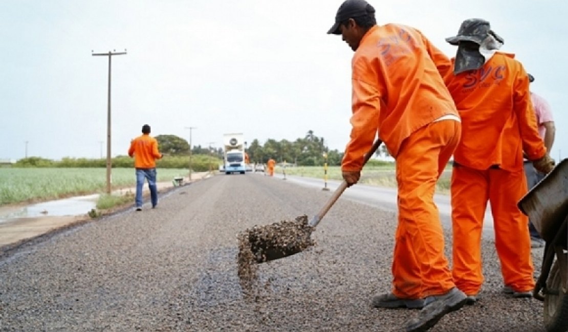 Renan Filho assina ordem de serviço para reconstrução de rodovia no Sertão