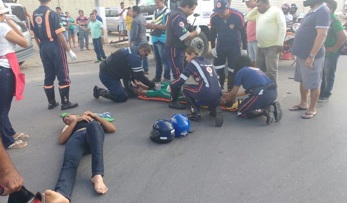 [Vídeo] Após colisão, mototaxista fratura perna e passageiro tem escoriações