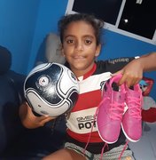 Após viralizar com desabafo sobre bullying por jogar futebol, garota de 10 anos comove Corinthians e Marta