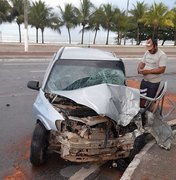 Colisão entre carro e carreta deixa homem preso às ferragens no Jaraguá