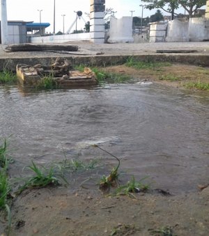 Vazamento desperdiça água limpa no Centro