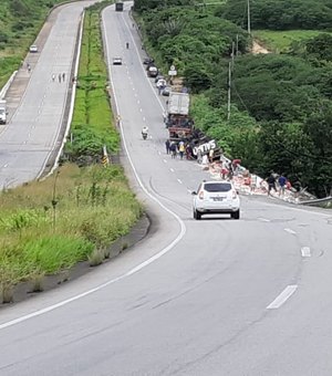 Caminhão tomba na BR 101 e populares saqueiam carga de bolachas em São Sebastião