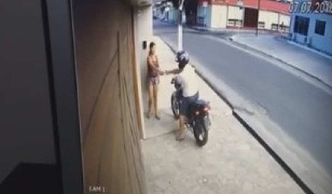 De capacete, motociclista armado assalta mulher na porta de residência e leva celular