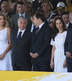 Com 'fora, Temer' e aplausos, presidente participa de desfile em Brasília