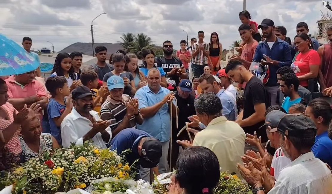 Comoção marca sepultamento de irmãos que morreram após colisão na zona rural de Arapiraca