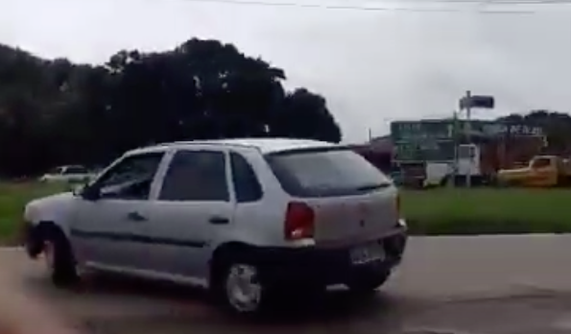 Motoristas se arriscam na contramão para pegar retorno na AL-220 em Arapiraca