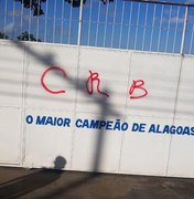 CT do CSA é alvo de vandalismo e tem muro e portão pichados