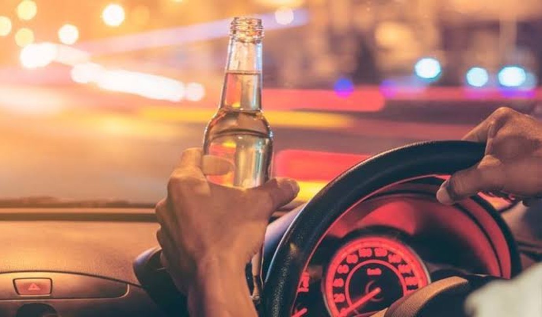 Motorista embriagado provoca acidente no bairro do Farol