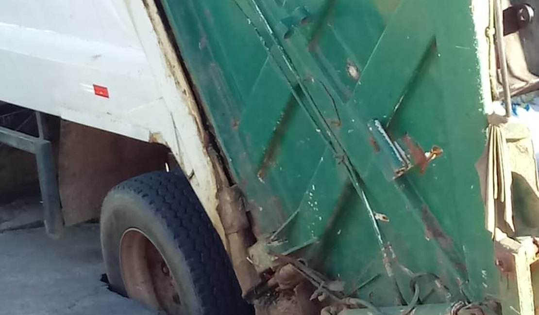 [Vídeo] Caminhão de coleta de lixo fica preso após asfalto ceder em Arapiraca