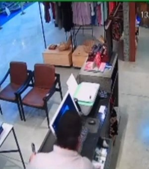 Homem furta loja no shopping da Cruz das Almas