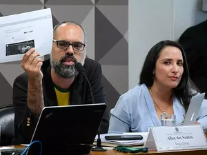 Em CPI das Fake News, blogueiro bolsonarista exibe notícia falsa