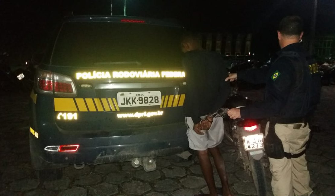 Suspeito de cometer assaltos é preso pela PRF em Atalaia