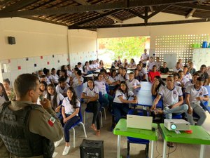 Policiais fazem palestra sobre bullying em escola de Campestre