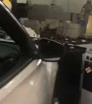 [Vídeo] Carro invade e atropela duas pessoas dentro de loja em Palmeira dos Índios