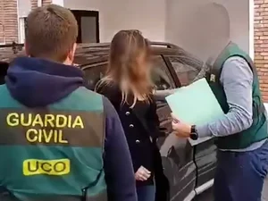 Brasileira procurada por tentativa de homicídio após esfaquear homem é presa na Espanha