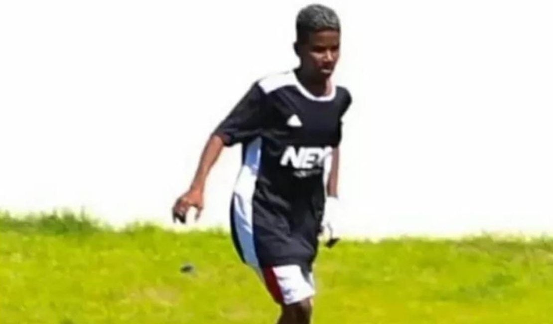 Jovem de 16 anos morre após sofrer parada cardíaca enquanto jogava futebol