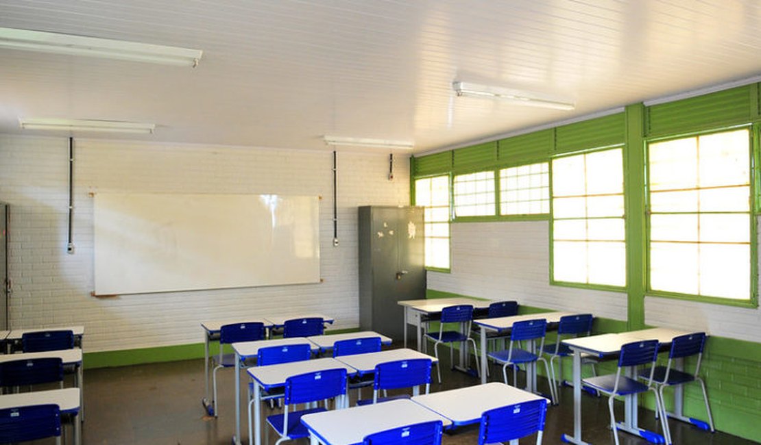 MEC recua e autoriza aulas remotas até fim da pandemia