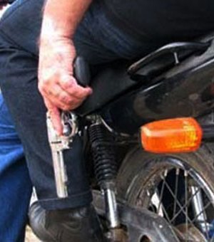 Dupla com arma de fogo rouba moto XRE 300 no bairro Planalto em Arapiraca