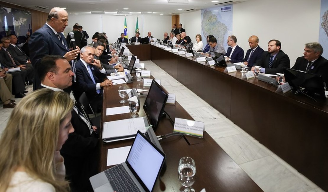 Após investigação no STF, Bolsonaro faz nova reunião ministerial