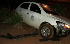 Motorista perde o controle do veículo e invade cercado, em Taquarana