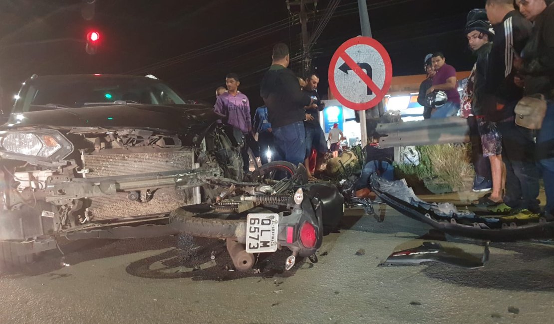 Outra colisão entre carro e moto é registrada em frente à Igrejinha, em Arapiraca