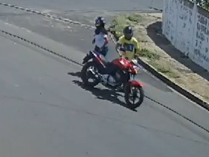 Câmera de segurança flagra momento em que moto é roubada no Santo Eduardo