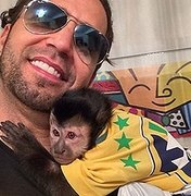 Ibama diz que irá responsabilizar Latino por foto do macaco Twelves 'fumando'