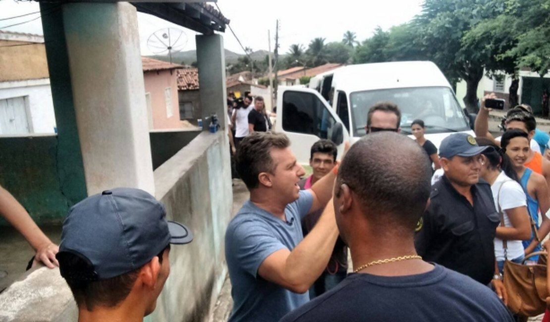 Luciano Huck chega em Alagoas para entregar casa em Olho D'Água do Casado