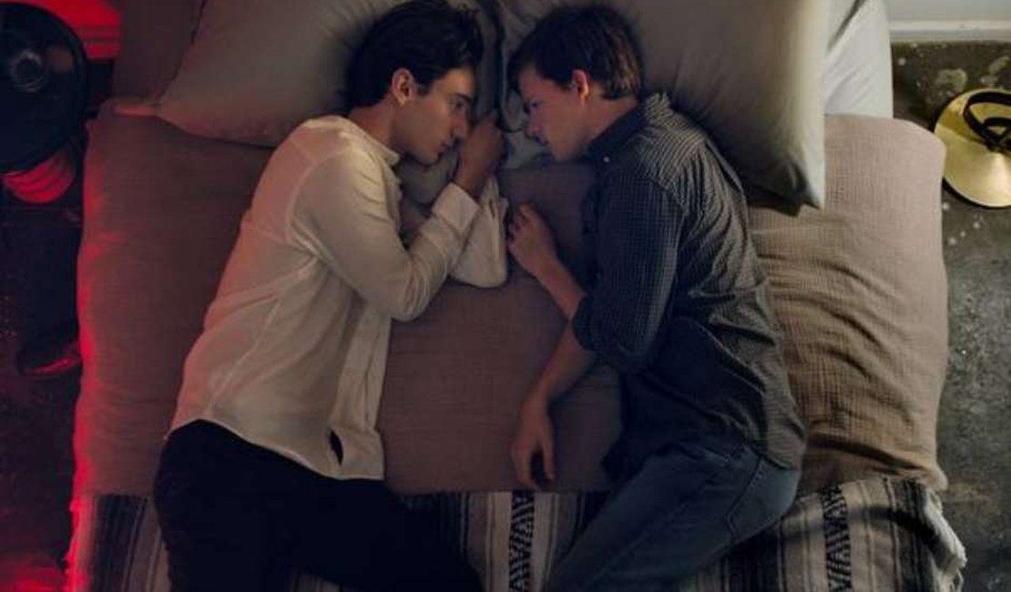 Ator de Glee acusa Bolsonaro de barrar filme de 'cura gay'