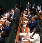 Oposição pede vista e adia votação da PEC que amplia Auxílio Brasil e cria voucher para caminhoneiros