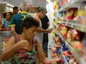 Confiança do consumidor sobe 2,4% em janeiro