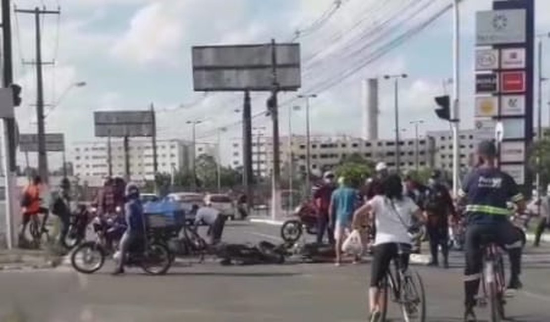 Acidente entre motos deixa dois feridos na Cidade Universitária