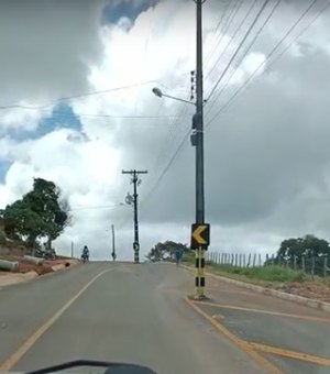 [Vídeo] Poste no meio de rodovia recém-inaugurada coloca condutores em risco entre Taquarana e Belém