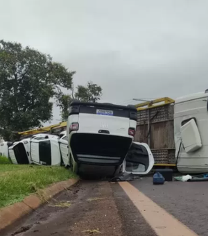 Caminhão-cegonha que levava 11 carros tomba na rodovia de São Paulo