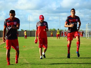 Laterais se apresentam e começam a treinar com o elenco do CRB no Ninho do Galo