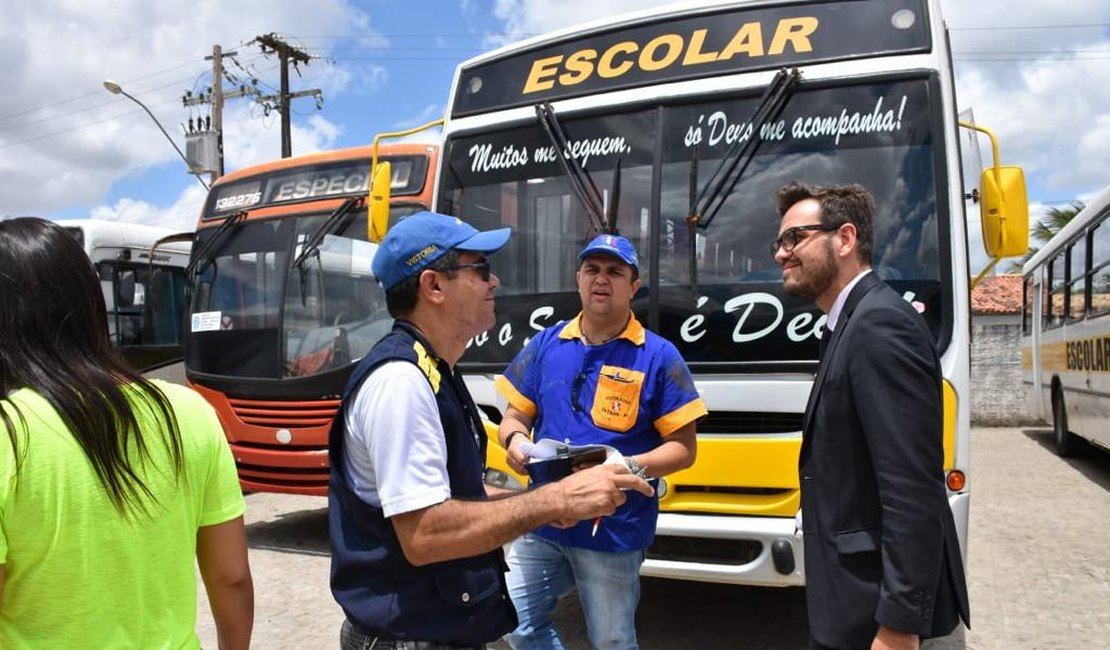 Fiscalização em São Sebastião flagra pneus carecas, vazamento de óleo e outras irregularidades
