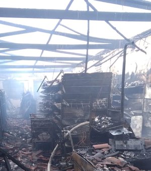 [Vídeo] Incêndio durante a madrugada destrói mercadinho em Arapiraca 