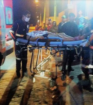 [Vídeo] Dona de bar é alvejada a tiros por homens encapuzados em Arapiraca