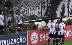 Eron comemorando o gol na vitória por 1 a 0 diante do CSA, em Arapiraca