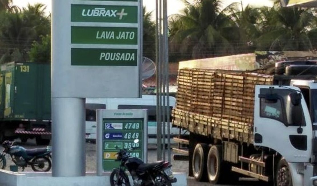 Postos aumentam preço do combustível e só oferecem gasolina aditivada em Alagoas 