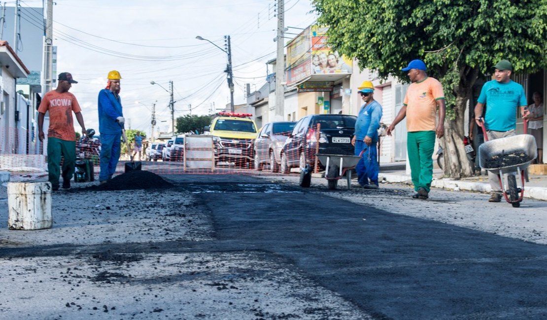 Após chuvas, Prefeitura retoma serviços de recomposição do asfalto em Arapiraca 