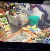 Vídeo flagra criança dando chutes e tapas em ladrões para defender pai