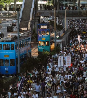 Protestos levam dezenas de milhares às ruas em Hong Kong