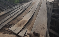 Ponte de madeira desaba na Zona rural de Pindoba