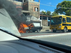 Veículo pega fogo no bairro de Guaxuma, em Maceió