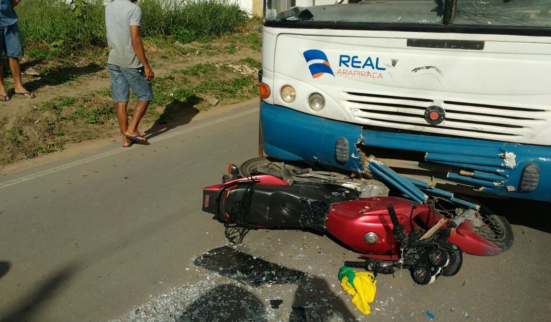 Colisão entre ônibus e moto deixa ferido em Arapiraca 