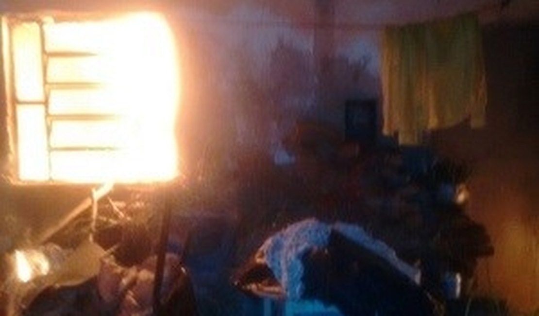 Morador usa vela para iluminar residência e acaba provocando incêndio